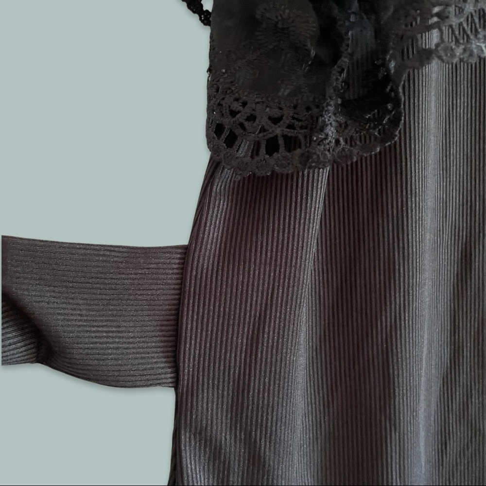 Romantic Ribbed and Ruffled Top - Picture 4 of 9